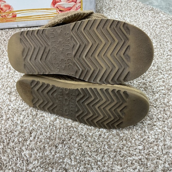 UGG Chestnut Knit Button Boot - Picture 6 of 8